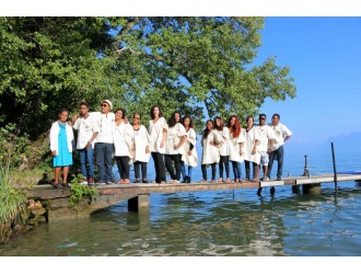 Groupe de chanteurs et dansseurs