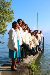 Groupe_de_chanteurs_et_dansseurs_2